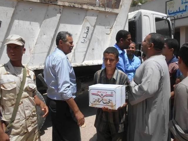 بنصف الثمن القوات المسلحة تفرح المصريين قبل رمضان وتوزع كميات من كراتين السلع الغذائية في المحافظات